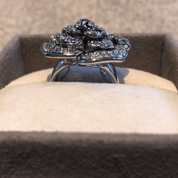 Crystal floral statement ring - Picture 6 of 6